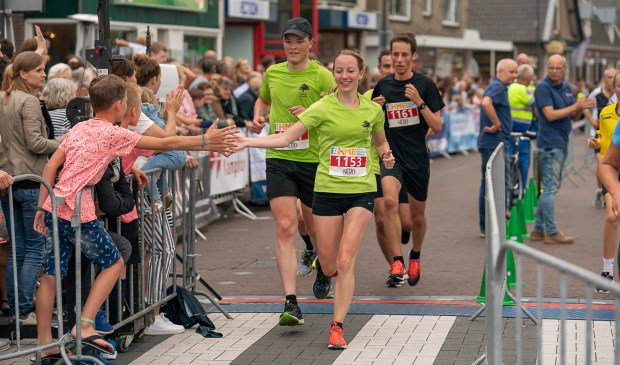 Eikenaar en Hogebrug winnen Halve Marathon van Ermelo ERMELO Frank Eikenaar uit Zwolle en Kirsten Hogebrug uit Putten zijn winnaars geworden van de Halve Marathon van Ermelo. Eikenaar won in 1.22.13 en bleef daarmee nummer... twib.in/l/gEGdxLbRg596