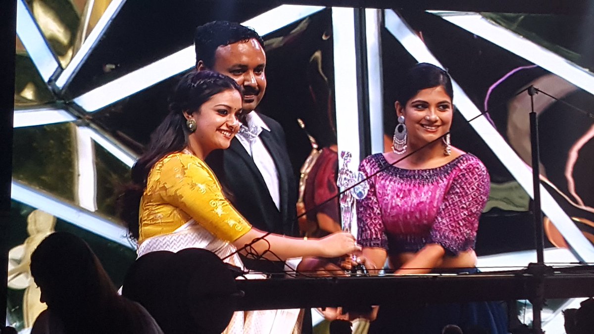 Thamizh_Trends's tweet photo. @KeerthyOfficial is giving @AditiBalan Best Debut Actor (Female) for #Aruvi♥♥ Undoubtedly She Deserves this #AditiBalan♥♥♥  

#PoorvikaVijayAwards #AditiBalan #KeerthySuresh #Thamizh_Trends @Thamizh_Trends 

https://t.co/Gh4DQf5S1B