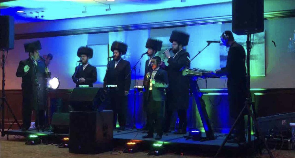 Mezamrimchoir's tweet photo. Last nights sheva brochos @bushkillinn with @AreleSamet @issachonig @ShulemSaal 
Music by @DONtheSTAR 
#mazaltov https://t.co/ST1hgQ42mc
