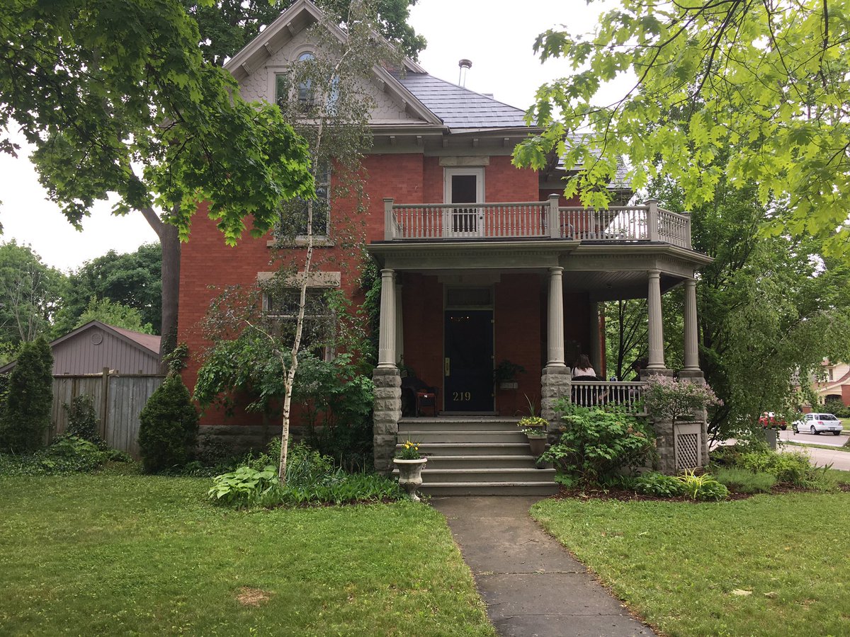 KyleGonyou's tweet photo. A Queen Anne/Edwardian charmer built in c. 1908 by John Duncan (Dunkin). #GHHT2018 #LdnOnt @ACOLondonOnt https://t.co/KRh1yMmKIf