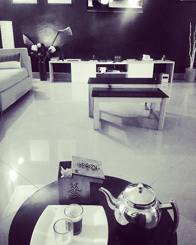 sadikh's tweet photo. Instant coupure #jeûne
#ramadan #karim #orientalfood #deco #marrocoo #dubai #thé #interiorliving #interiordesign #blackandwhite #water #drink #kebetu #ataya #maindefatima🎩 #dakarlives #hisdigitalness https://t.co/njVthB932S https://t.co/U0RyeVXfUA