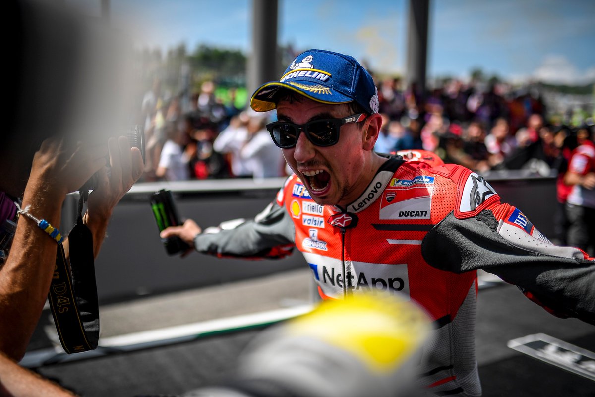 So deserved! Well done <a href="/lorenzo99/">Jorge Lorenzo</a> 👏🏼
#ItalianGP #JL99 #almugellononsidorme #MonsterEnergy