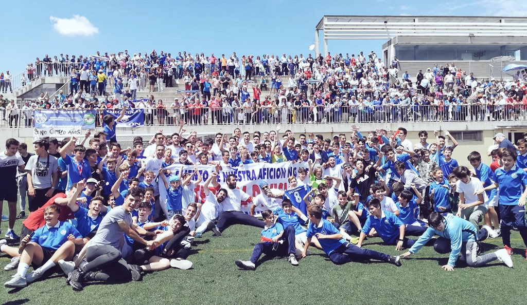 CDVicalvaro's tweet photo. Orgullosos de nuestra afición (fotos de hoy), muchas gracias, el año que viene os necesitamos en 3ª. Y muy grandes el cuerpo técnico, y ntros jugadores !!! ESTO ES DE TODOS. A 3ª oé, a 3ª eoeeeee !! ⚽️💙 https://t.co/sgw6ARVIA6