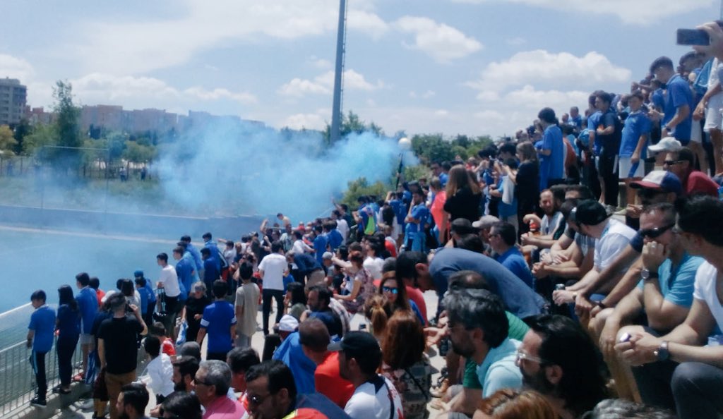 CDVicalvaro's tweet photo. Orgullosos de nuestra afición (fotos de hoy), muchas gracias, el año que viene os necesitamos en 3ª. Y muy grandes el cuerpo técnico, y ntros jugadores !!! ESTO ES DE TODOS. A 3ª oé, a 3ª eoeeeee !! ⚽️💙 https://t.co/sgw6ARVIA6