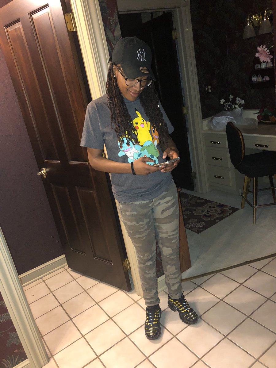 _shewantsomeMo's tweet photo. “ i can do bad on my own &amp; good by myself i never needed no help “ 🖕🏾🤟🏾💛 #LLSTREET〽️oneyT https://t.co/WXlau2IPC4