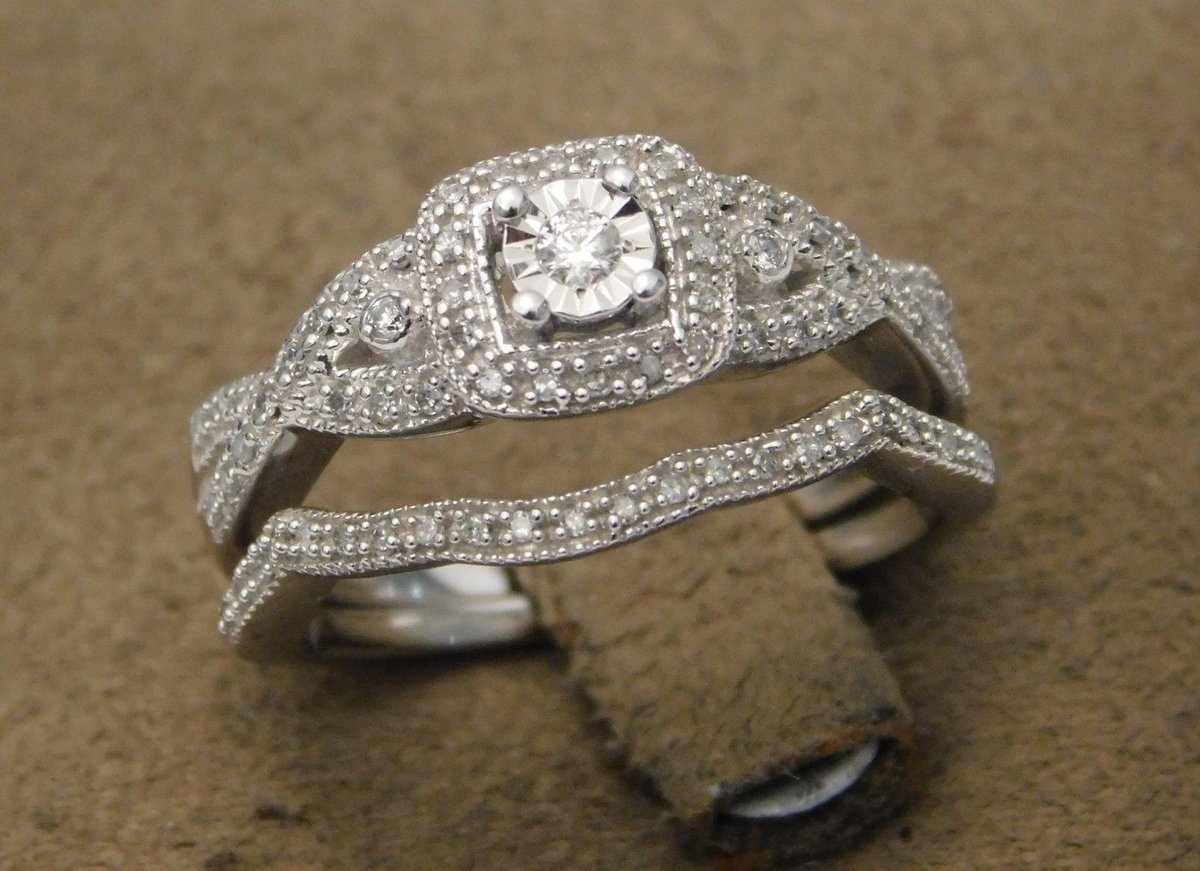 richmond_and's tweet photo. #10kt #Whitegold encrusted with 0.25 ct #engagementring. With an unmistakable #vintage #appeal, this #artful #design #features very small #diamonds #encircles in #Flower #pattern #gold. it #looks like a #bigger total carat weight.
#bridal #wedding #jewel
https://t.co/lRUr0AUmse https://t.co/QZK3WO6D7k