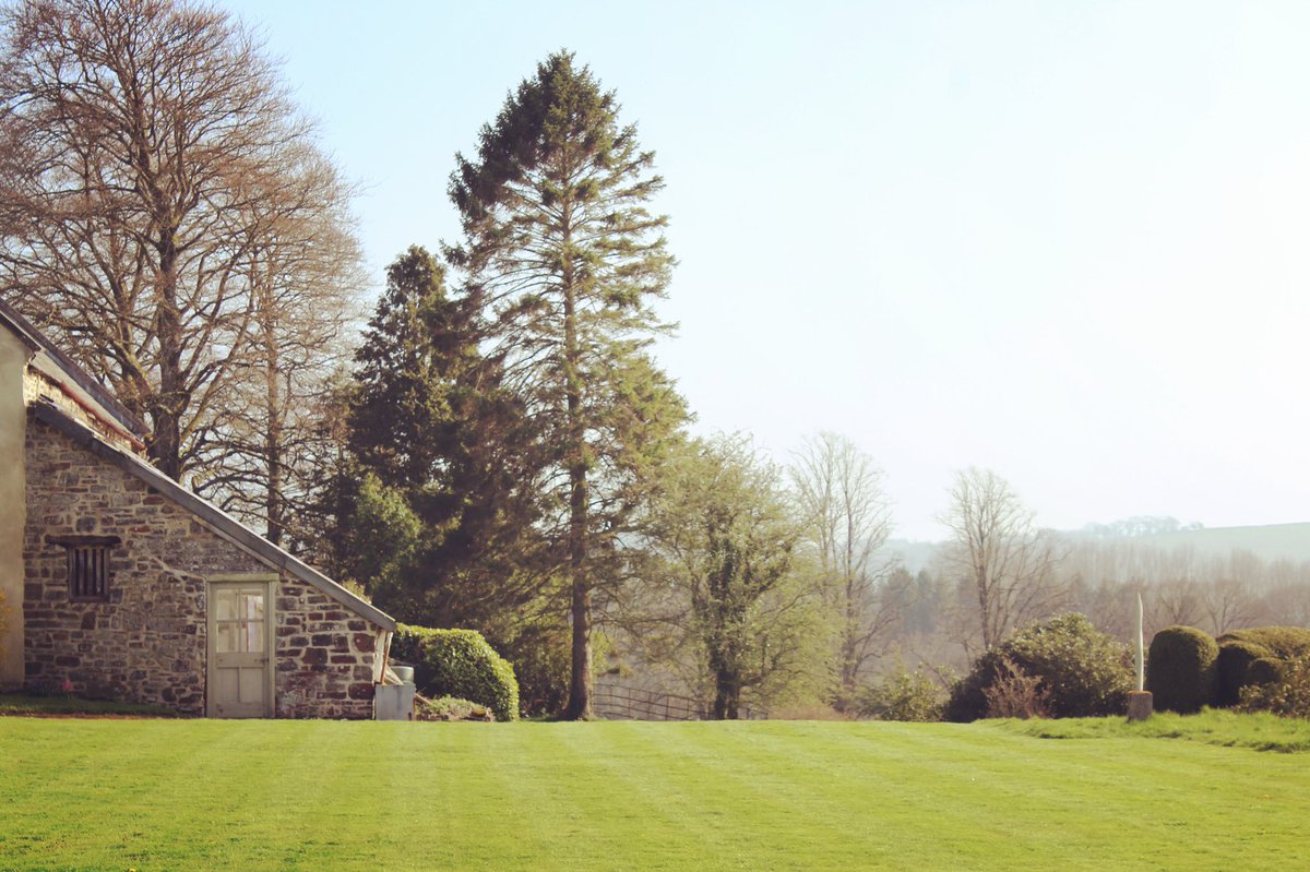 It’s just so beautiful today! ☀️☀️☀️We will have to put the croquet court up ASAP with the good weather hanging around! ☀️🥂#sundayfunday 💚 .
.
.
.
.
#ColletonEstste #earth_deluxe #devon  #photosofengland #visitengland #uk_greatshots #dartmoornationalpark #ndevon