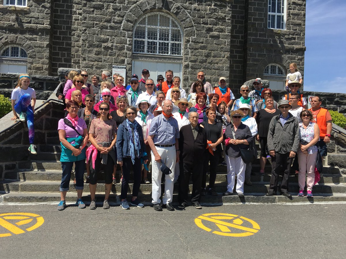 paradily's tweet photo. Un groupe de marcheurs vient de débuter un trajet de 4.5 km pour amasser des fonds pour le Havre d’Alma. #rcsag https://t.co/aRQUnLrbxY