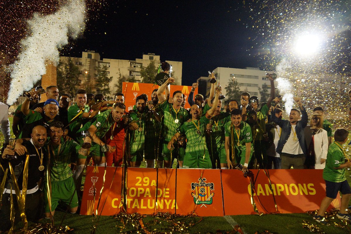 esportsenxarxa's tweet photo. #futbolcat | El @ue_cornella encara celebra la seva primera Copa Catalunya! #CopaCat18 A les 21h el tècnic Jordi Roger i el golejador Valentín Merchán a l'#Enjoc 🔊 DIRECTE Ràdios locals i https://t.co/WAg35V9NGj https://t.co/ZvYWmND4E3
