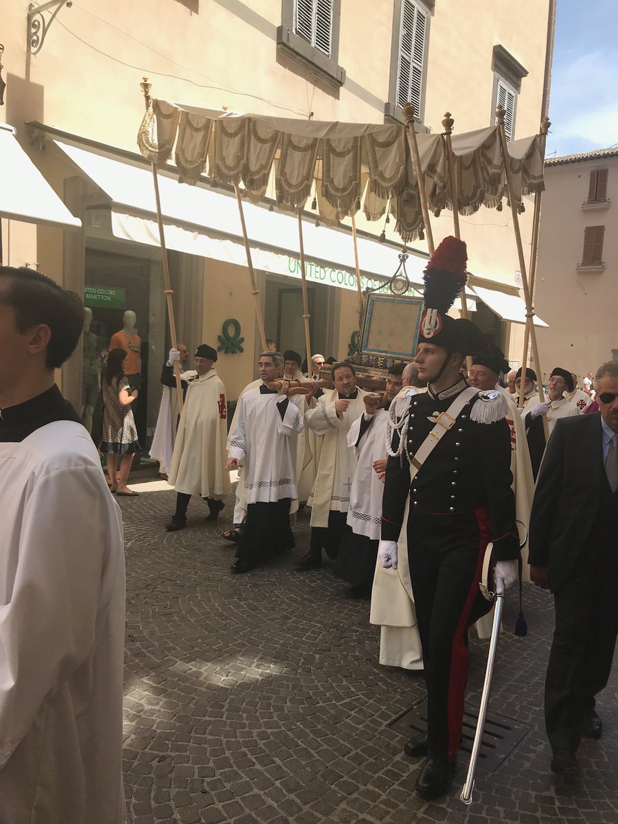 Rossyfo's tweet photo. #CorpusDomini #miracoloBolsena #giornataarteefede https://t.co/bl6tmN4H3h