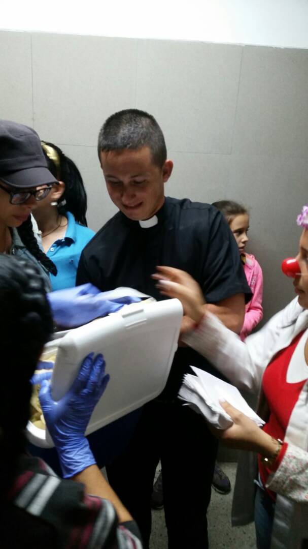 soysmmarketing's tweet photo. #Tachira A través de un grupo de profesionales y fundaciones realizamos una actividad denominada la #Arepada donde cada fin de semana llevamos alimentos, ropa y medicina a personas de escasos recursos. De igual manera apoyamos a médicos, enfermeros y personal #ArepazoSolidario https://t.co/0srOTgS8RP