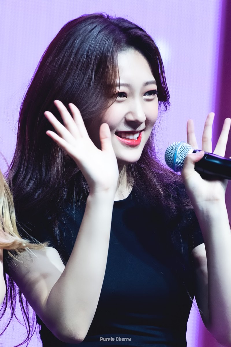 2jinarchive's tweet image. happy birthday to loona's bat and vitamin 🍒 thank you for everything and i hope you don't lose that beautiful smile of yours! we love you, yerim 💜

#HappyChoerryDay