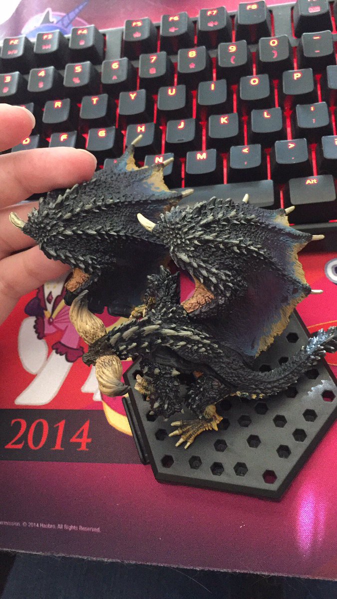 Uh oh. <a href="/Capcom_Unity/">Capcom USA</a> <a href="/monsterhunter/">Monster Hunter</a> my poor Nergigante came with 2 right wings. What should I do? 😞