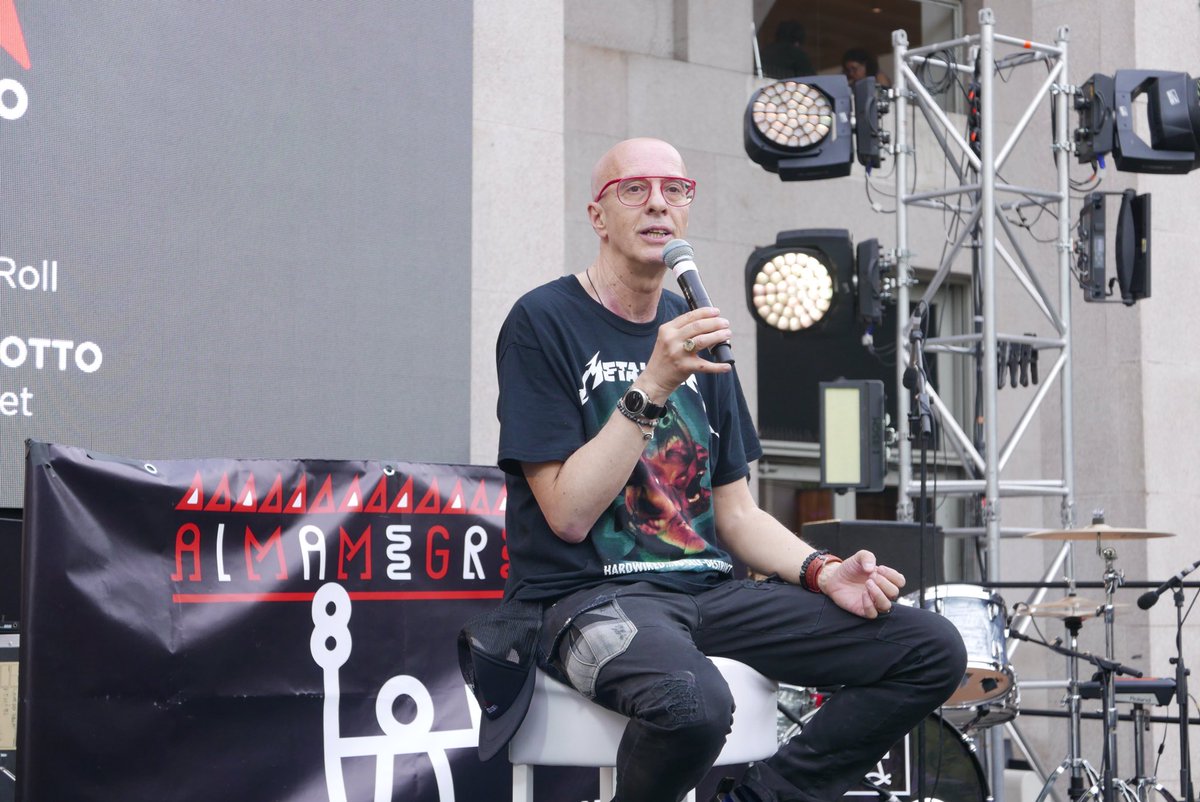 RadiocityMilano's tweet photo. Sul palco della #Triennale si parla di #Rock con @massimocotto e @VirginRadioIT 🙌🎸😎
#radiocitymilano #rcm18 https://t.co/CIGhz7Ze3I