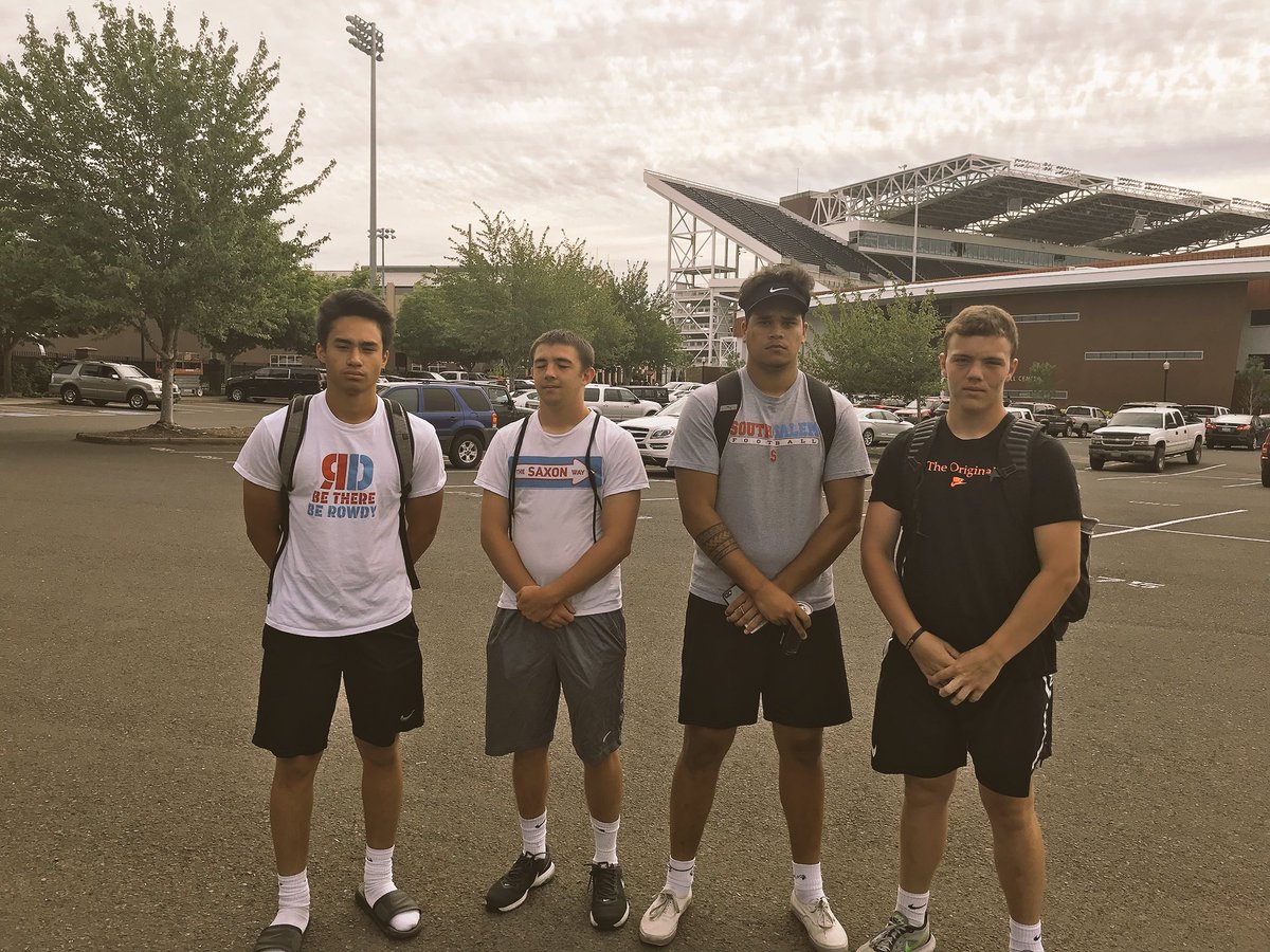 fui58's tweet photo. @diegofui_0610 @ElijahHaole8 @ccost81 @ryanrickman @BeaverFootball @BeaverSports got a lot of @Saxon_Football & @IslandBoyCamp fellas out here #essgetit #TheUce @ironmike684 @NykoMox @ChrisCapers https://t.co/T29QrOfZ14