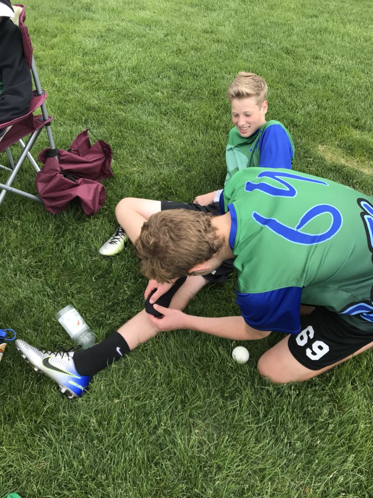 WUFDAEaganGirls's tweet image. Men’s varsity State update: Bosshardt gets stomped and on Nate says “don’t worry, I’m a semi-trained athletic trainer” #teamhelp #wufda