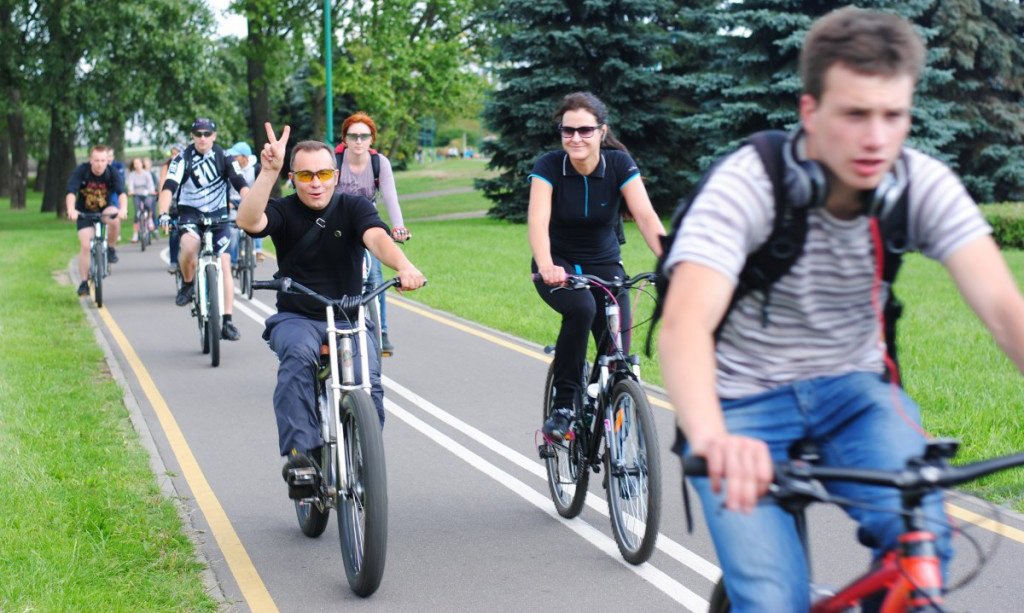 There is a 27 km cycling pass through Minsk, so you can cycle from one end of the Minsk to another. The route goes across three parks (Loshitsa, Gorky and Peramohi), takes you through Niamiha for a little while and ends up near Lebyazhi water park.  #greenroutes #cycling