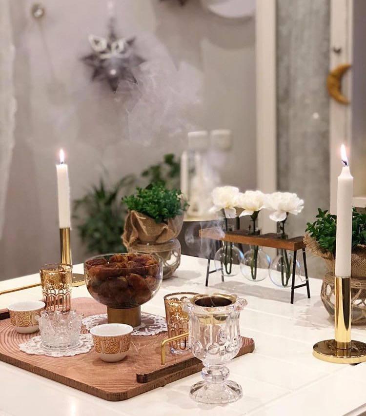 *في العلاقات*

فرق بين من يقول 
لك بلسانه 
   *إني أُحبك*
ولا شاهد عليه من حاله

وبين من هو 
*ساكت لا يتكلم*
وأنت ترى شواهد 
أحواله كلها ناطقه
*بحبه لك*

إذن القيم

(لِمَ تَقُولُونَ مَا لَا تَفْعَلُونَ)