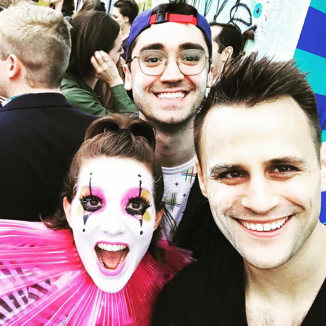 Waiting in those long #SundayBrunch lines is way more fun with Pierrot the Clown...🤡

#nyclines #sundaybrunch #brunch #weekend #sundayvibes #nycweekend #acousticaelectronica #aehouseofyes #immersivedancetheatre #brooklyndanceparty #brooklynbrunch