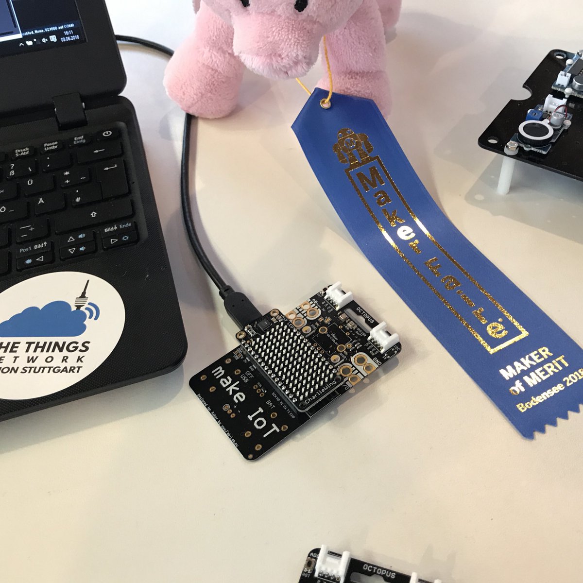 guido_burger's tweet photo. Stolz - der #IoT Octopus hat das blaue Band der @MakerFaireSee überreicht bekommen! Danke ... und der Preis geht auch an alle Unterstützer 🐙🤓🎉☀️🥂 https://t.co/0LZKoJ9gwa