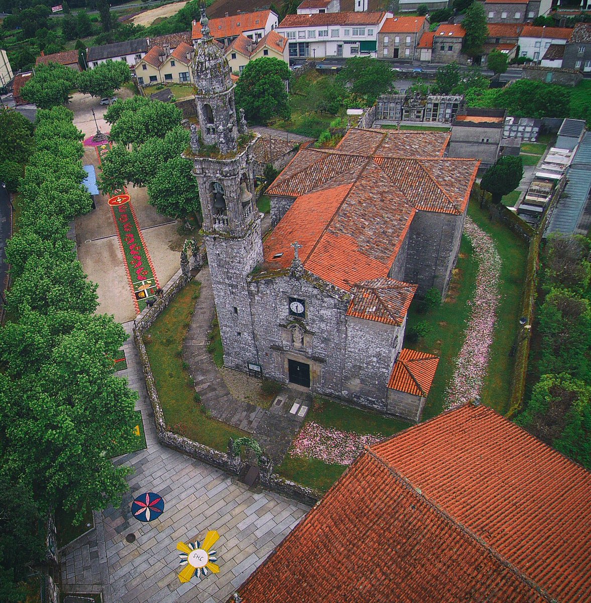 #corpus #osanxeles #brion <a href="/concellodebrion/">Concello de Brión</a> Los mantos de flores en la Iglesia de Os Anxeles, trabajo de los vecinos.