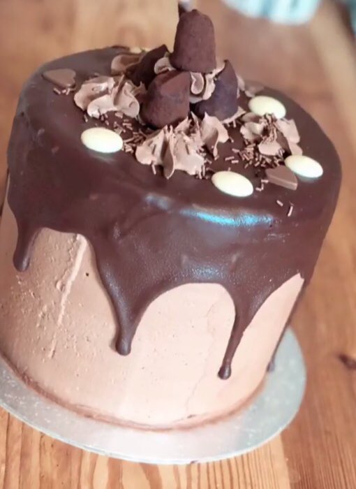 tspcake's tweet image. Love this customer photo of a #glutenfree version of our #chocolate deluxe #dripcake. Thank you @alicersmith for taking it. #tspcake #freefromgluten