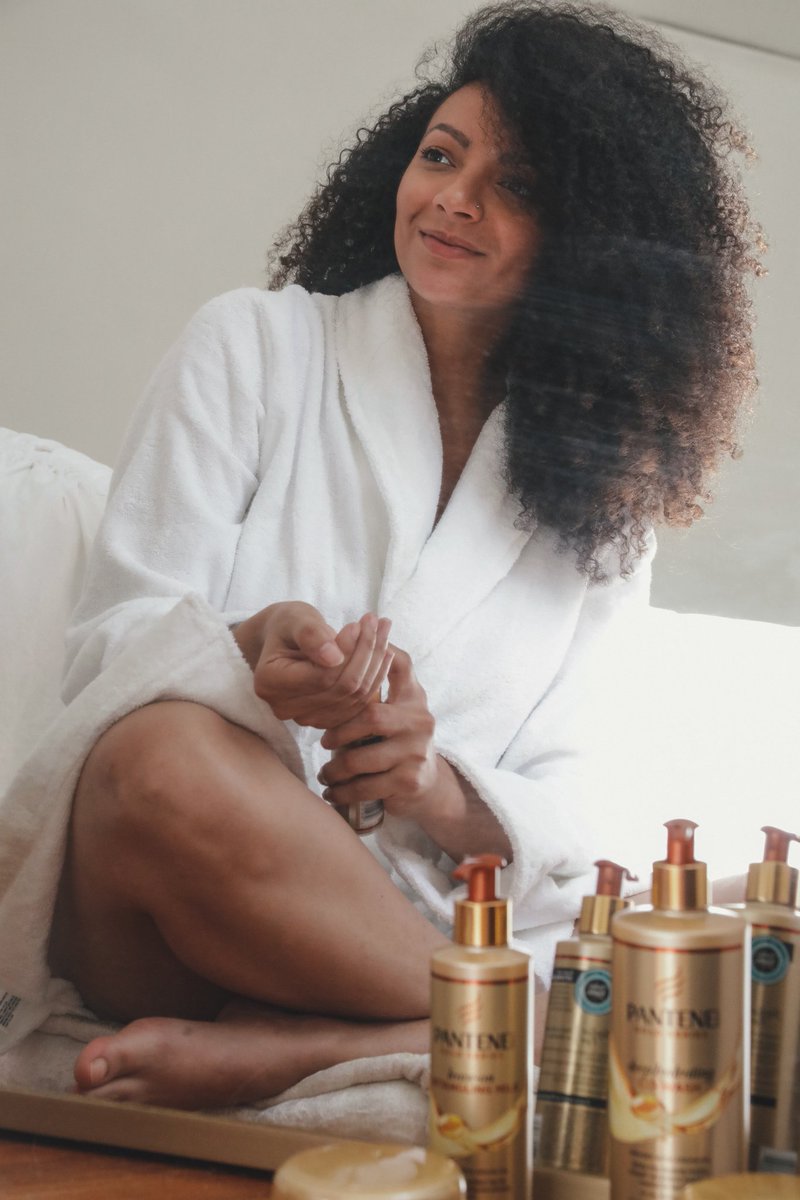 kendall_keith's tweet photo. I love to wear my hair down & a little wild, especially with summer just around the corner. With this heat & climate, comes dryness and frizz for this hair. @pantene came to the rescue with their latest products from the Gold Series Collection! #PantenePartner #PanteneGoldSeries https://t.co/GWqjBba7qR