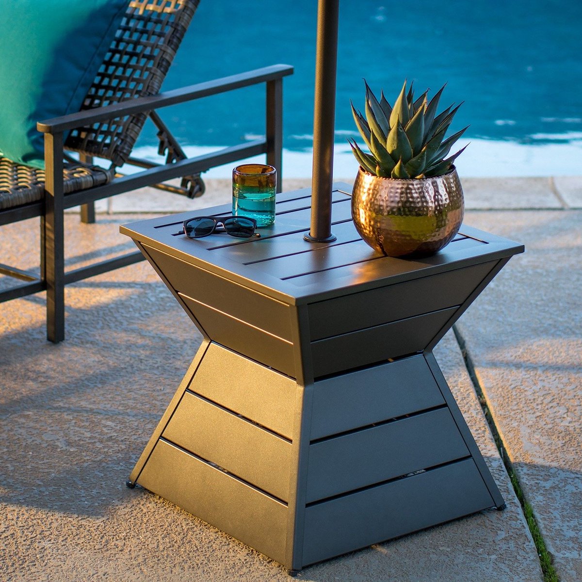 Megadealstores's tweet image. Side Table With Umbrella Hole Outdoor Patio Modern Chic Accent Slatted Furniture #patiotable #patiotables #gardentable #endtable #endtables #outdoorchair #patiofurniture #outdoordecor #ebay
ow.ly/Niuo30kjvto