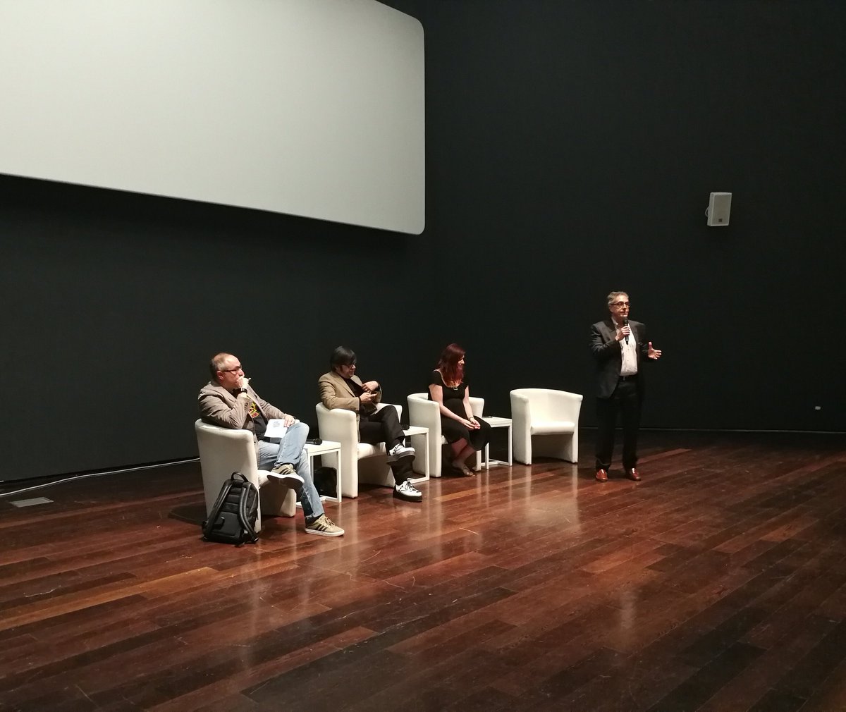 romacinemafest's tweet photo. Il benvenuto di @mariosesti al pubblico e agli ospiti del compleanno del #Drugo: la regista #SusannaNicchiarelli, Greg di @LilloeGreg e #StefanoCocci del gruppo FB di #Cinecult! https://t.co/T3wYwPS1iE