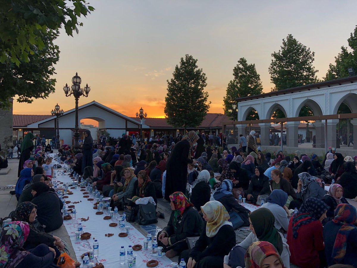 GSB_CerenDSGM's tweet photo. Gönüllü gençlerimizle Hacı Bayram Veli Camii bahçesinde simit ayran hurma ile iftarımızı yaptık
.
.
Allah kabul etsin https://t.co/pS7b13lA7J