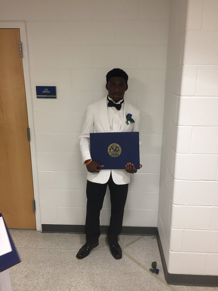 DosBoogie3's tweet photo. Poly ‘18 out 🔷🔶🎓 next stop.... RMU ‘22 🔴🔵🤫 #DosOut ⚒ https://t.co/R8zJyFR84x