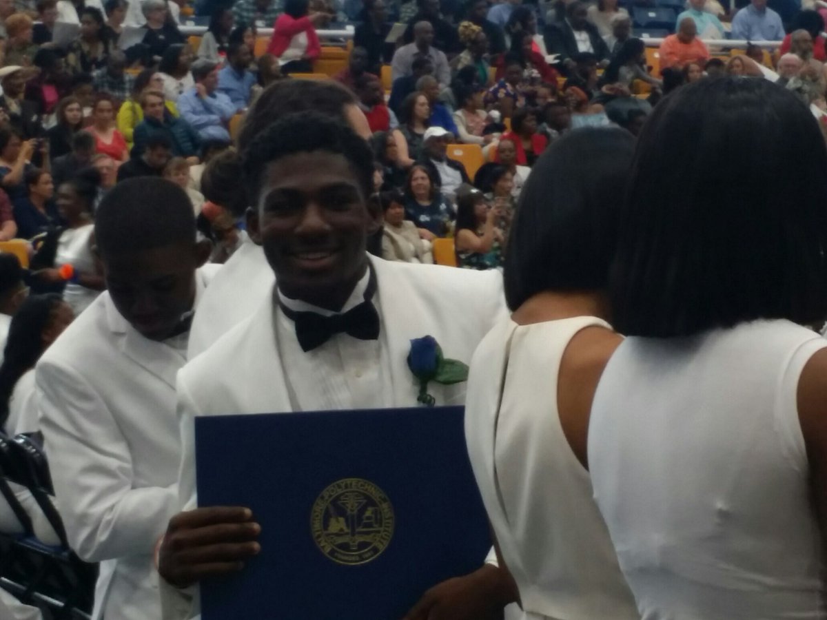 DosBoogie3's tweet photo. Poly ‘18 out 🔷🔶🎓 next stop.... RMU ‘22 🔴🔵🤫 #DosOut ⚒ https://t.co/R8zJyFR84x