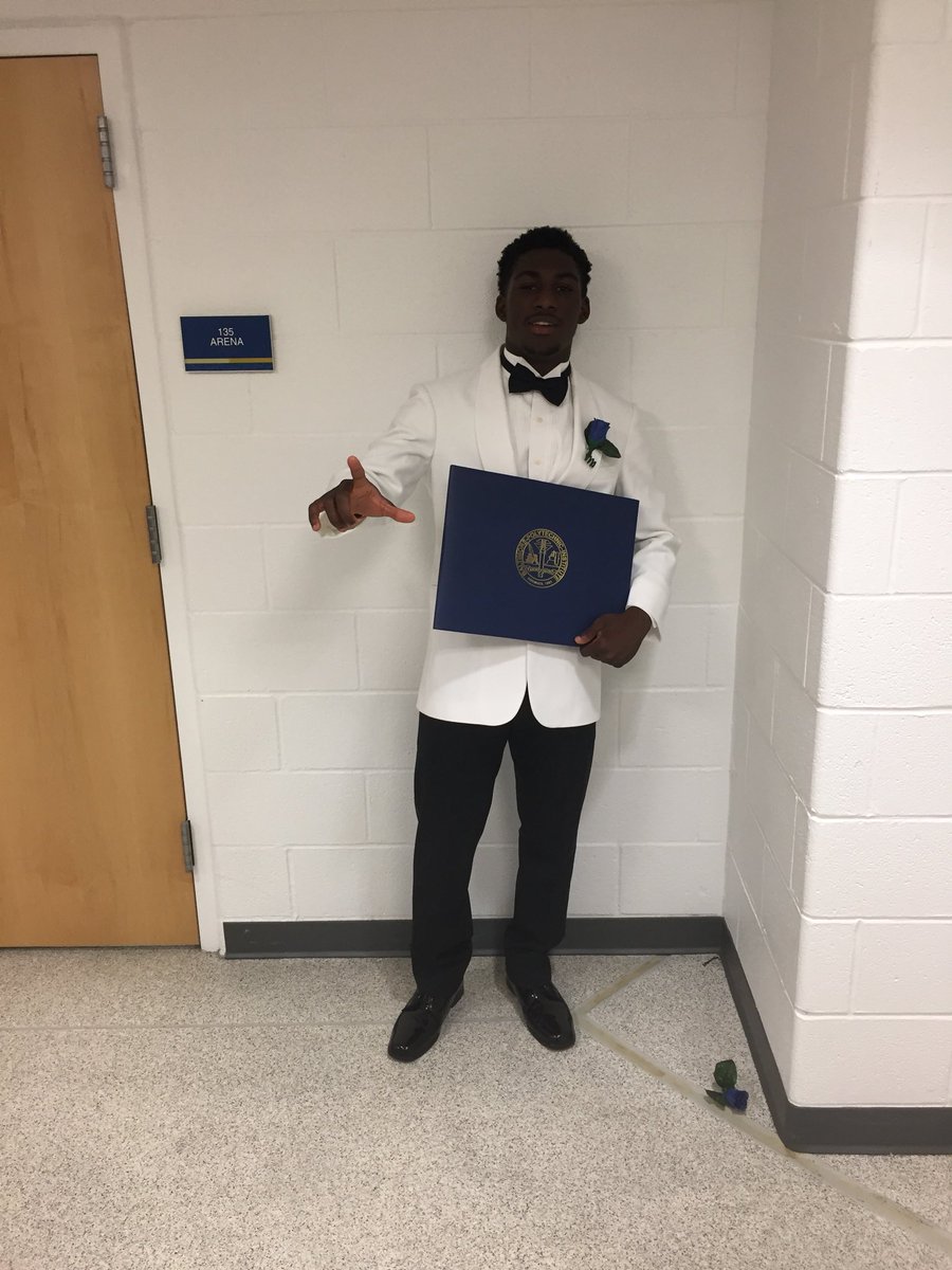 DosBoogie3's tweet photo. Poly ‘18 out 🔷🔶🎓 next stop.... RMU ‘22 🔴🔵🤫 #DosOut ⚒ https://t.co/R8zJyFR84x