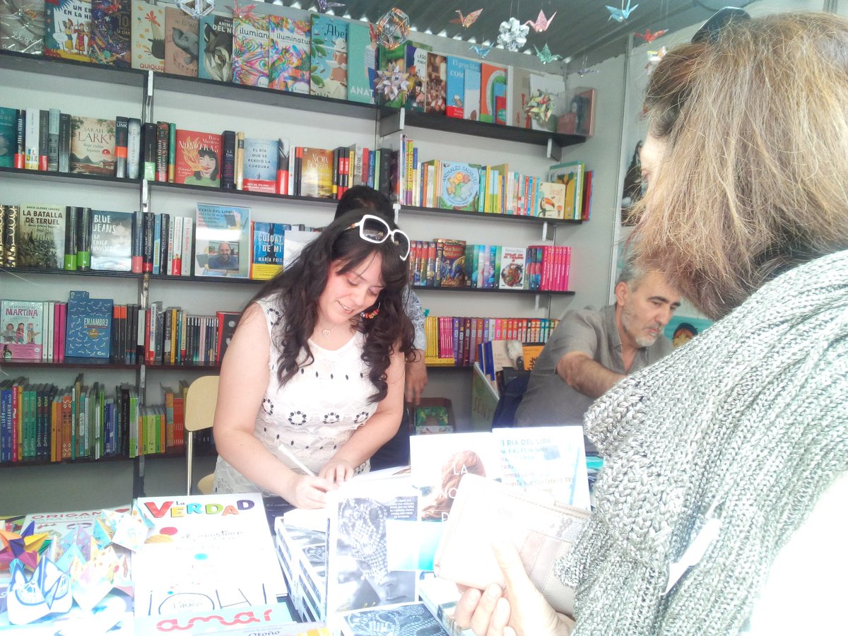 sandraandresb's tweet photo. Gran mañana en @flibrozaragoza , nuevos lectores, auténticos fans que vienen a llevarse mi libro nuevo, palabras de cariño... Gracias, siempre!! https://t.co/KpvIvo1fZd