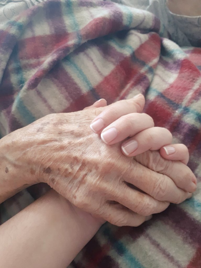 DreaSaus's tweet photo. Tu me dijiste hace unos dias andi ahora mismo tus manos y tus pies son los mios y yo ahora te digo que tus alas tambien son las mias. 
Tu amor me hacia grande y ahora seguira haciendolo desde arriba, te quiero con el alma abu. https://t.co/DLmw6WPRMj