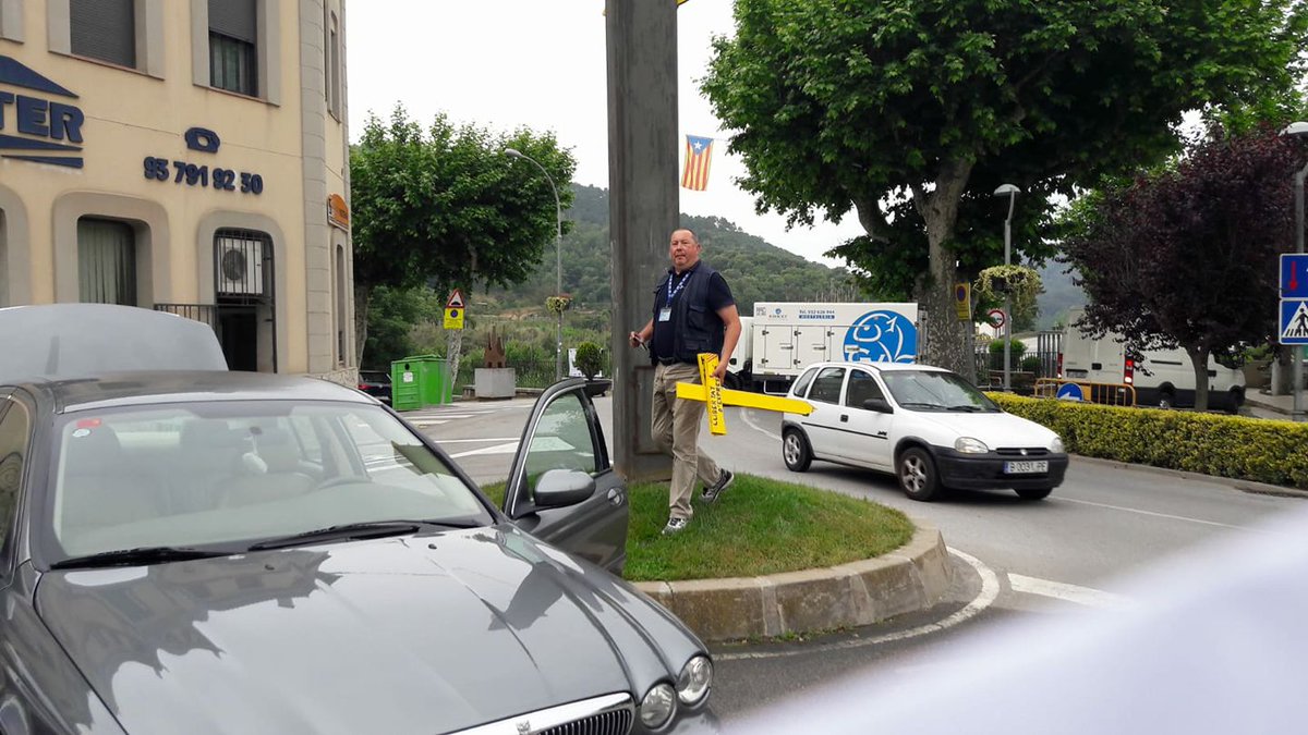 El Salvapàtries local en el moment que furta les  creus i ens deixa només la de tenir-lo com veí. Pobre ànima errant, rebutjada per Ciutadans, ara tot just militant en el PP (el moment més oportú). Un estratega en Jàguar.
