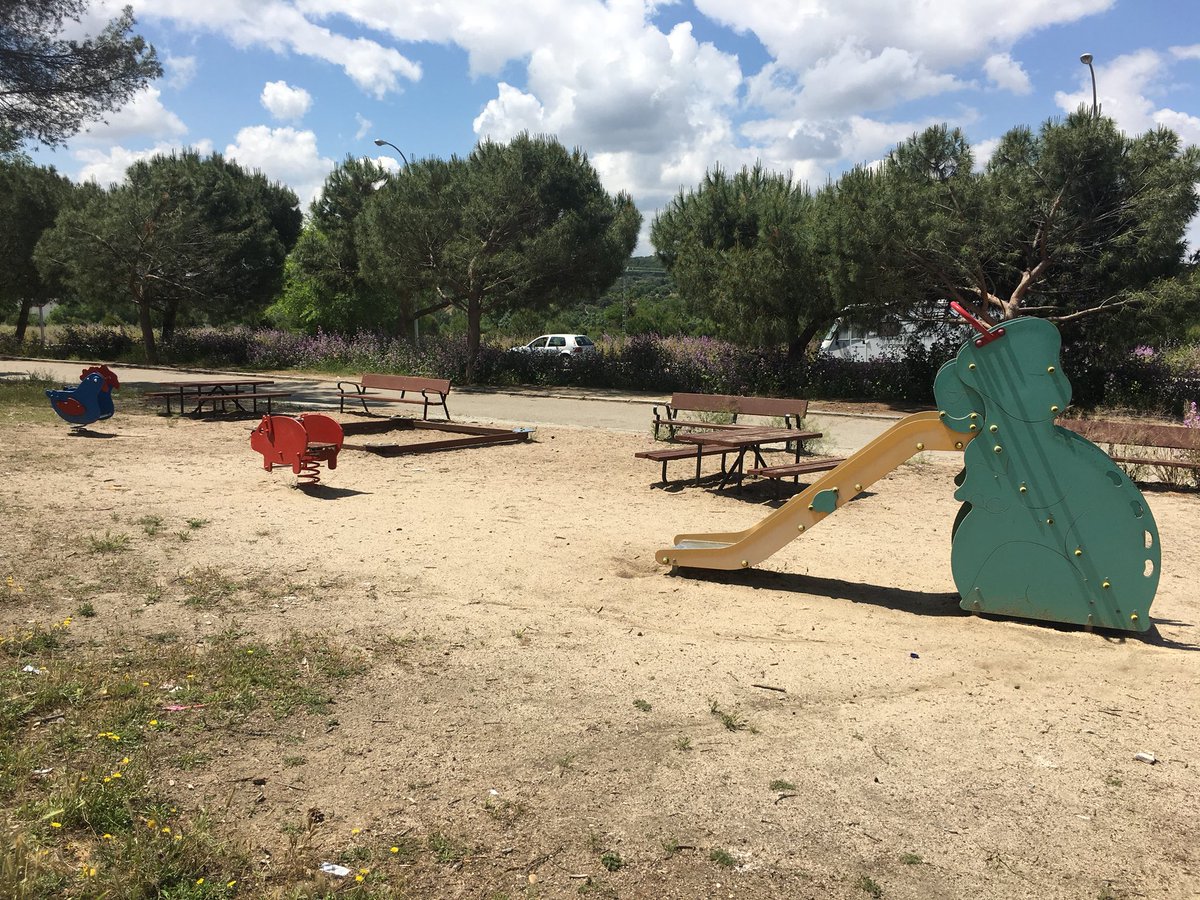 <a href="/Lineamadrid/">Línea Madrid</a> <a href="/JMDFuencarral/">Distrito de Fuencarral-El Pardo</a> <a href="/ElPardo_Madrid/">ElPardo_Madrid</a> <a href="/avelpardo/">AV de El Pardo</a> frente a Almenas 60 tenemos un parque sin vallar (q no cumple legislación), q no tiene árboles y los columpios arden, q esta sucio...Por favor pónganlo en condiciones
