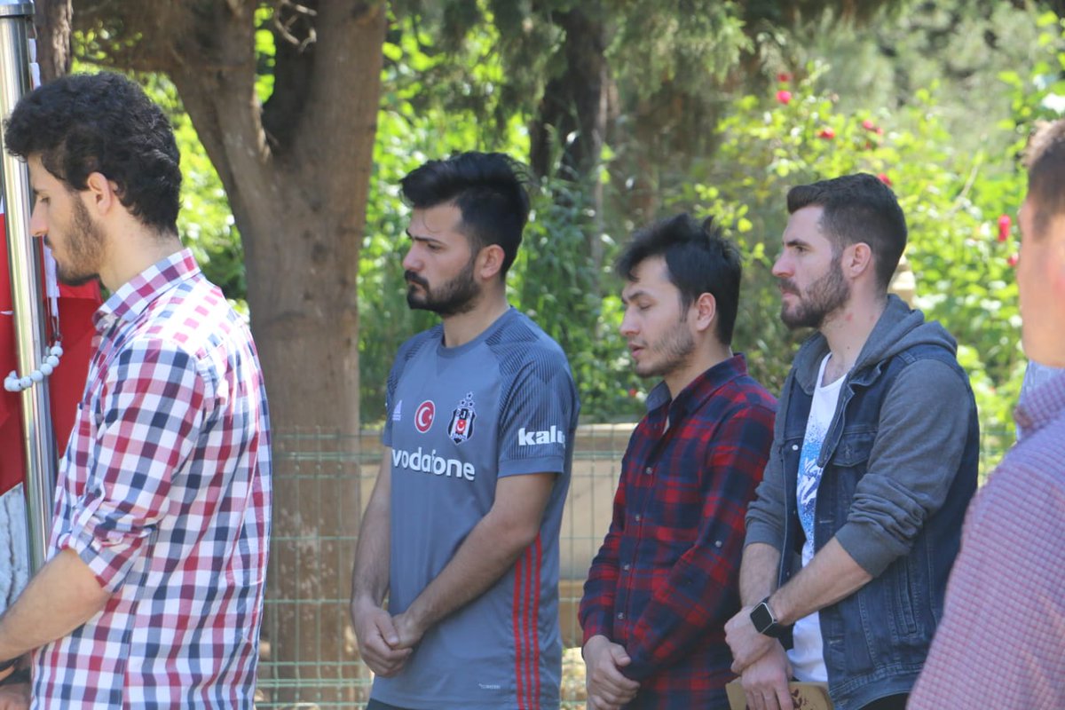 SinopKYGM's tweet photo. KYK Sinop ailesi, şehitlik ziyaretlerini ramazan ayında da ihmal etmemeye gayret gösteriyor. Öğrencilerimiz ve personelimiz aziz şehitlerimizin kabirleri başında kur'an-ı kerim okuyup dualar etti.. https://t.co/G3IzYtNJLK