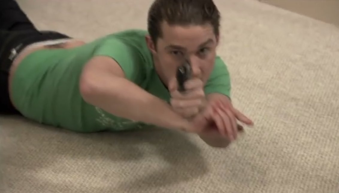 LeanandCuisine's tweet image. If I ever shoot someone, I’m posing like dis to add some finesse.