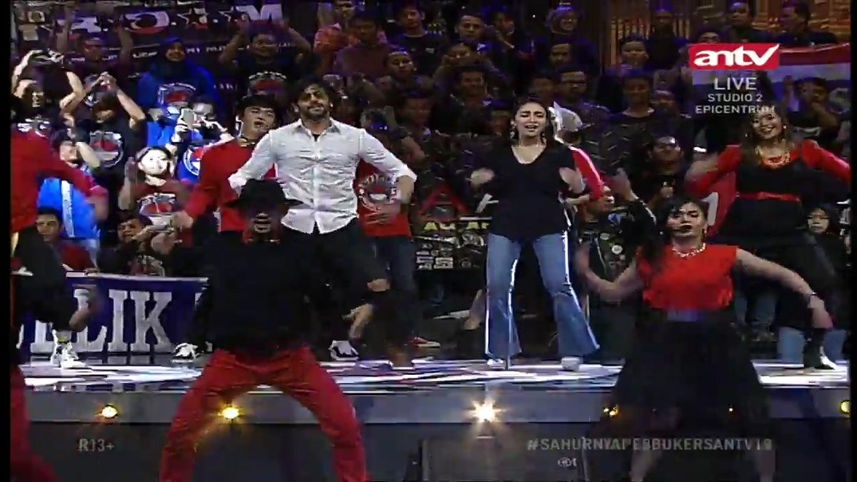 SAJPRODUCTION's tweet photo. Retweeted Pesbukers ANTV (@Pesbukers_antv1):

Dance pembuka oleh Ayu &amp; Shashank #SAHURNYAPESBUKERSANTV19 https://t.co/ZSzBHPSf6A https://t.co/yc3pHKL0YU