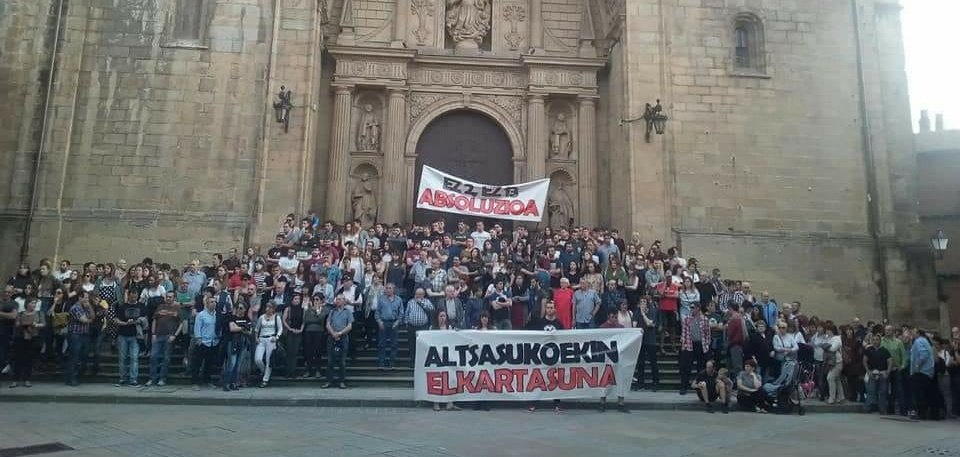 Altsasugurasoak's tweet photo. Decenas de concentraciones en respuesta de la sentencia se suceden en pueblos y ciudades. #Tafalla, #Orereta, #Tudela, #Iruñea o la manifestación de #Bilbo con miles de personas reclama JUSTICIA para nuestros hijos e hija. ¡Que orgullo de pueblo!
#AltsasukoakASKE https://t.co/lvWY8eKump