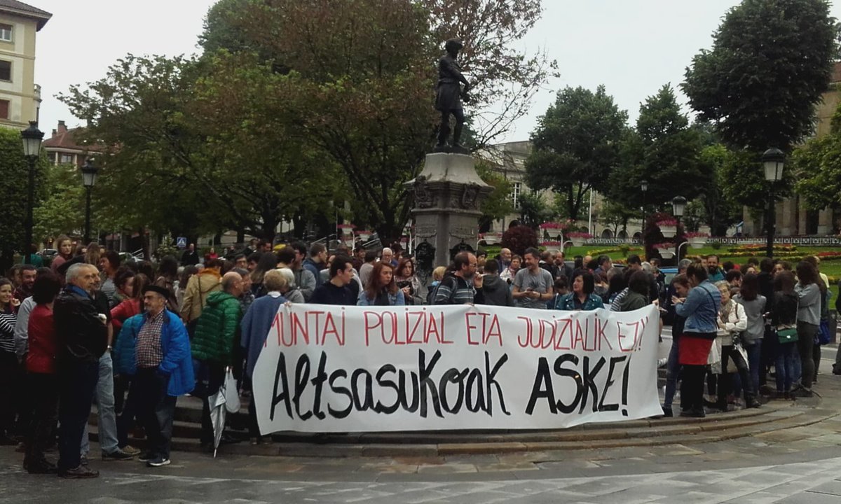 Decenas de concentraciones en respuesta de la sentencia se suceden en pueblos y ciudades. #Tafalla, #Orereta, #Tudela, #Iruñea o la manifestación de #Bilbo con miles de personas reclama JUSTICIA para nuestros hijos e hija. ¡Que orgullo de pueblo!
#AltsasukoakASKE