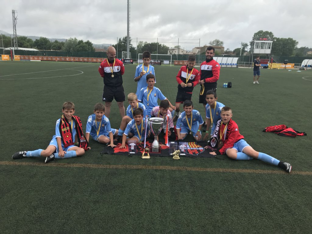 cfrdaleviA's tweet photo. Campions del torneig @futbolintorneo  guanyant al gran torneig fet per @CambrilsUCF , i després d’eliminar el @Academia_VCF @Atleti , @RBetisCantera https://t.co/Ll6Re3eE9n