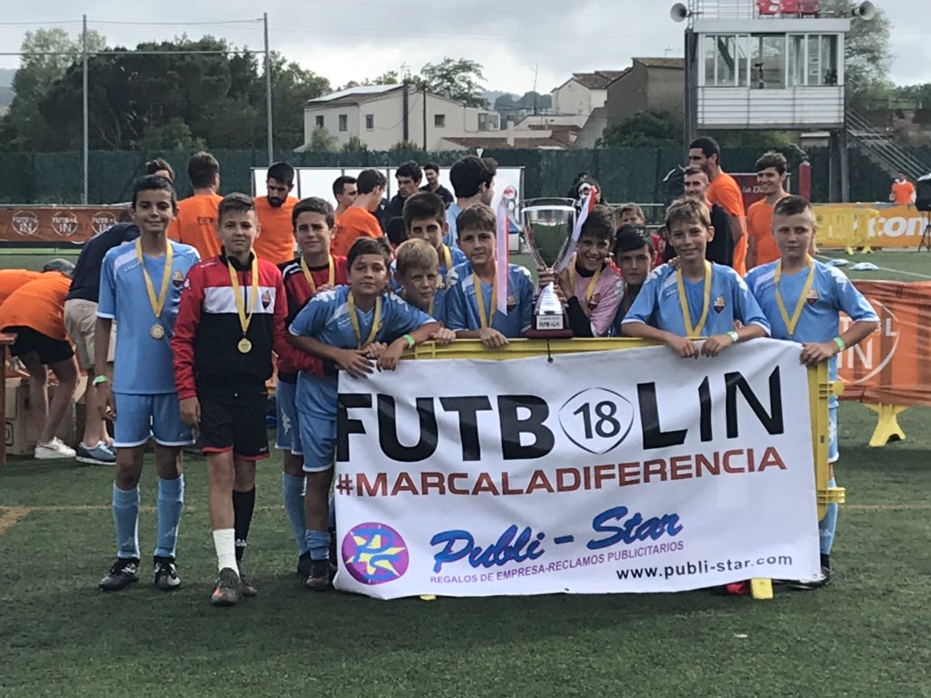 cfrdaleviA's tweet photo. Campions del torneig @futbolintorneo  guanyant al gran torneig fet per @CambrilsUCF , i després d’eliminar el @Academia_VCF @Atleti , @RBetisCantera https://t.co/Ll6Re3eE9n