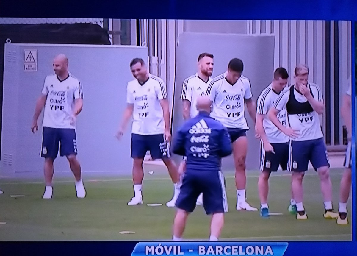 HoracioEsterman's tweet photo. En varios canales de televisión muestran el #Entramiento de la Selección Argentina. De todo lo que estoy viendo, más que entrenamiento parece los juegos de niños en los recreos. #Rusia2018 https://t.co/oNn1dMNZMA