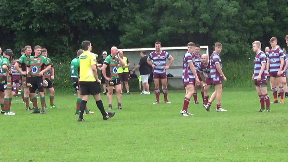 Donnytollbar's tweet photo. When the ref can't decide who to send to the bin so needs to check shirt numbers and still gets it wrong! #Raisingthebar #RugbyLeague #referee #doncasterisgreat #shirtnumber #twins #sameheads https://t.co/d4Y289RgUg