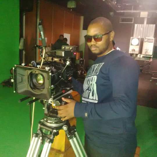 thulanimofoken3's tweet photo. His name is Sifiso Khawula, the  #DateMyFamily camera guy. 

RT for recognition of his artistry.

#DMF https://t.co/4HXZbPQiKn