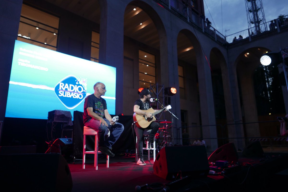 RadiocityMilano's tweet photo. È il momento dei @Tiromancino sul palco della triennale di @RadioCityMilano con @RadioSubasio 
#RadiocityMilano 📻🎸🎉 https://t.co/4czrJVtEIW