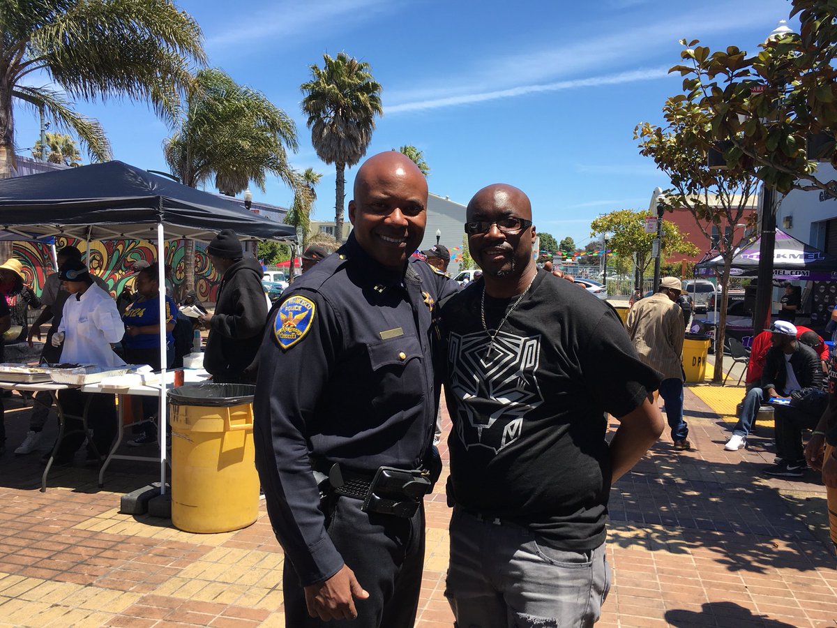 SFPDBayview's tweet photo. We are not kidding. With a day this nice and food this good, don’t stay in the house.. join us! #AuntieAprils #OldSkoolCafe #BayviewYMCA #KMEL #ProjectWreckless https://t.co/bigHCQAqfk