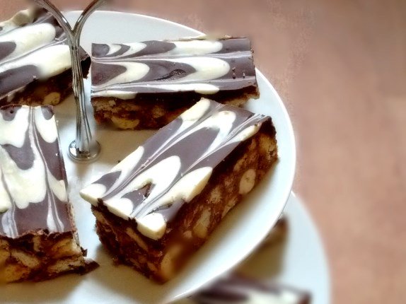 What better way to start the week, than by indulging in our delicous Malteser Honey Caramel Traybake? 😍 #Malteser  #Honey  #Caramel  #Traybake #cake #tiffin #baked #cake #whitechocolate #darkchocolate #delicious #treat #sweattreat #colne #Lancashire